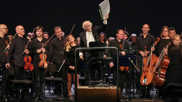 José Luis Temes, Laura Hojman y los músicos de la ROSS al final del concierto