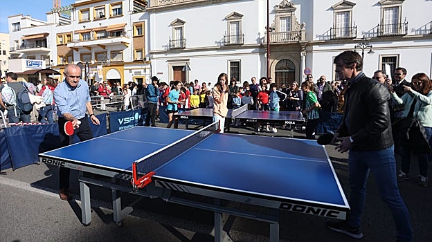 Antonio Muñoz jugando al tenis de mesa con el delegado de Deportes, David Guevara