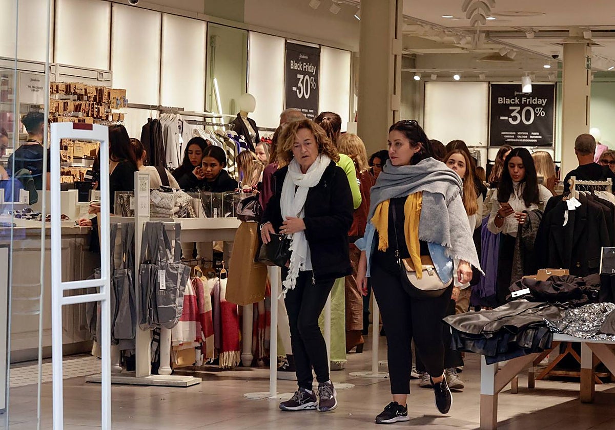 Una gran superficie durante el Black Friday en Sevilla