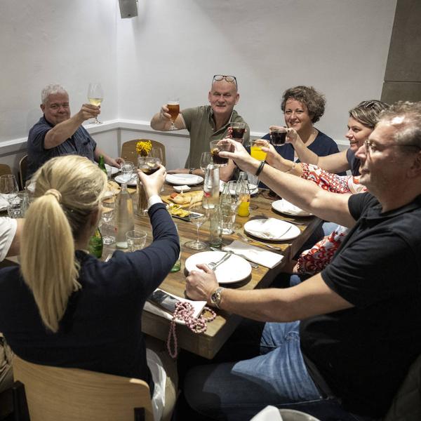 Las reservas para celebrar comidas de Navidad se agotan en bares y restaurantes de Sevilla