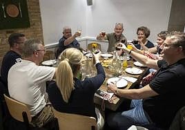 Las reservas para celebrar comidas de Navidad se agotan en bares y restaurantes de Sevilla