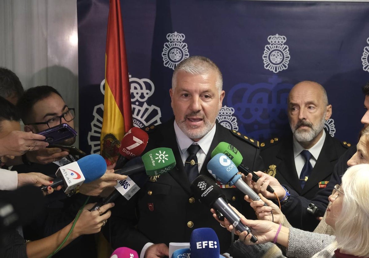 El jefe de la brigada de policía judicial de Sevilla, Antonio Delgado; y a la izquierda, el inspector jefe de la UDEV, José Luis Valverde