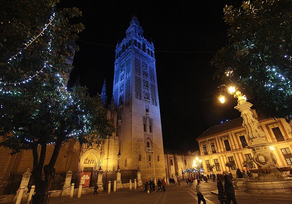 La Giralda iluminada de azul