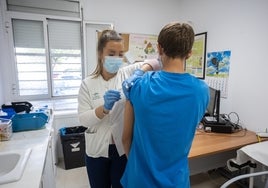 El Distrito Sanitario Sevilla abrirá este jueves un punto de vacunación de gripe sin cita en La Candelaria