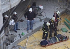 Muere un trabajador en El Viso al caerle encima una carretilla