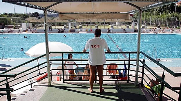 El socorrista de piscina, que no trabaja todo el año, puede tener un contrato fijo-discontinuo