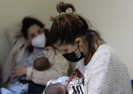 Imagen secundaria 1 - Un grupo de veinticinco mujeres asiste al taller de educación maternal que imparte Carmen Rodríguez, la coordinadora de todas las matronas del Distrito Sanitario Sevilla