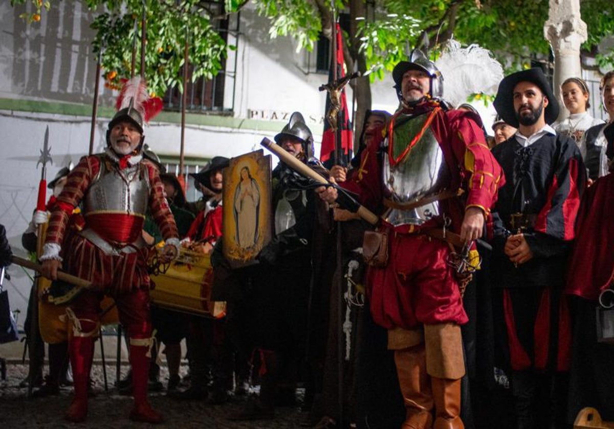 Integrantes del Tercio de Olivares, con la imagen de la Virgen de la Inmaculada por las calles de Sevilla