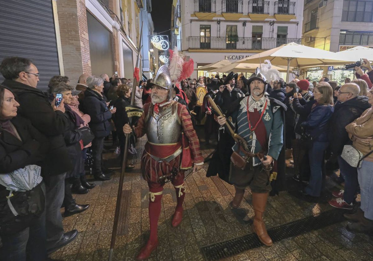 En el cortejo participaron alcabuceros, piqueros, cortesanos, damas y todo tipo de personajes de los siglos XVI y XVII