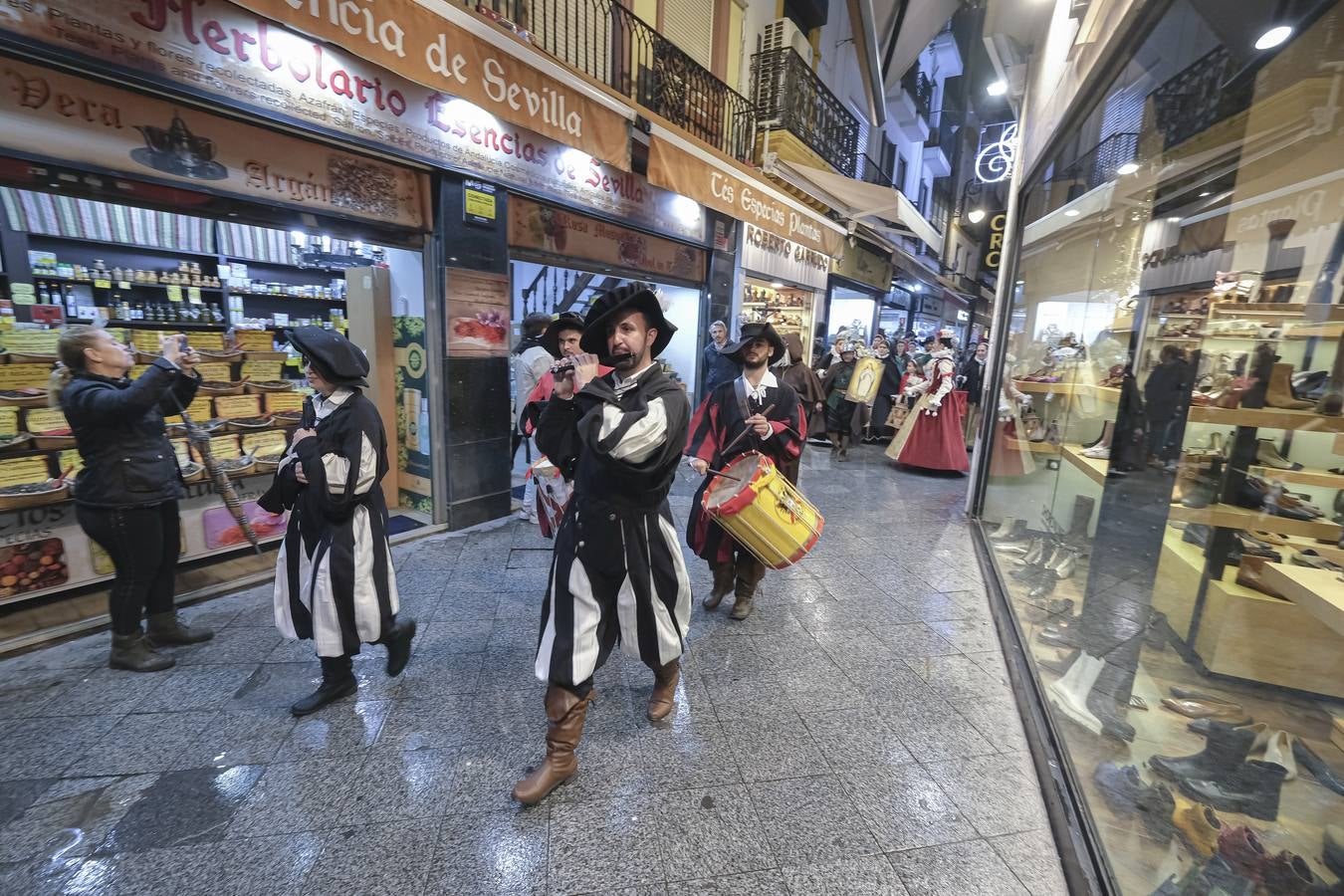 Un momento del desfile de Tercio de Olivares por las calles de Sevilla