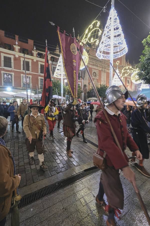 Un momento del desfile de Tercio de Olivares por las calles de Sevilla