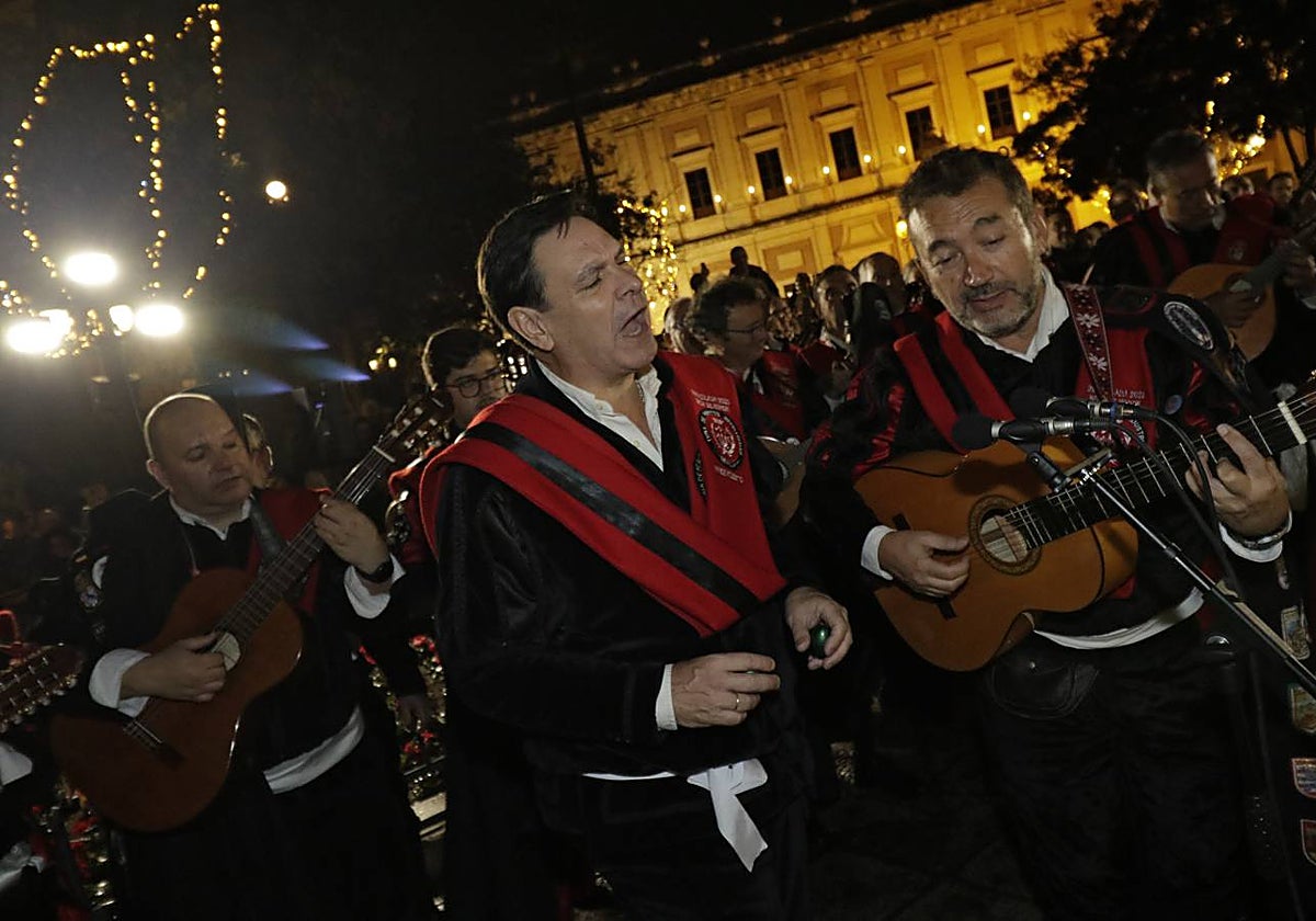 Los estudiantes cantan a la Virgen en la Plaza del Triunfo