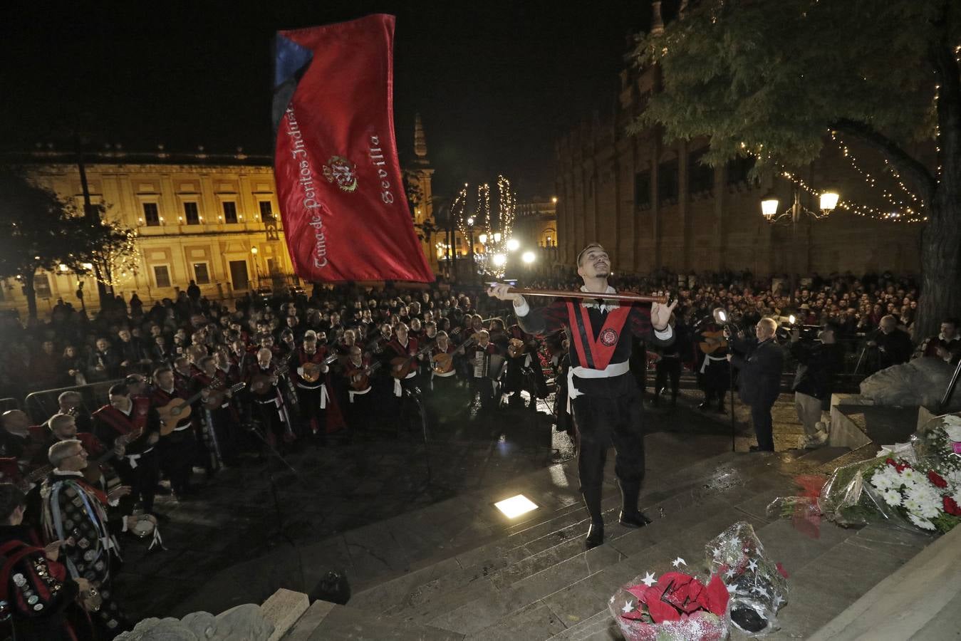 Celebración de los tunos en la Plaza del Triunfo