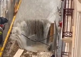 Impresionante riada por la lluvia en una calle de Marchena que lleva en obras casi un año