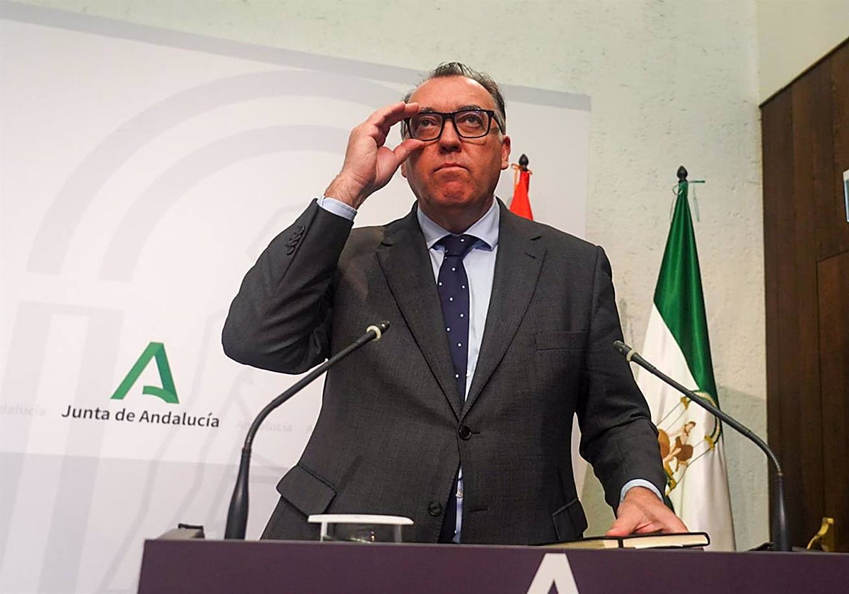 El consejero de Turismo, Cultura y Deporte, Arturo Bernal, en la rueda de prensa tras el consejo de gobierno