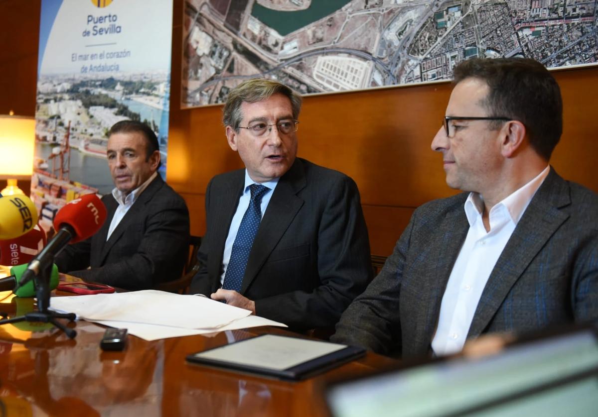 Antonio Pernías, de Carbón Puerto; Rafael Carmona, presidente de la Autoridad Portuaria de Sevilla y Pablo García, director de Euroports Med Hub