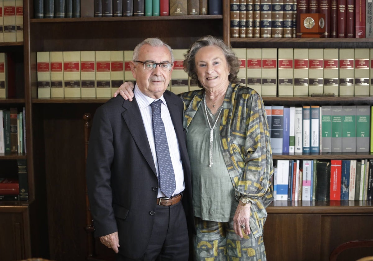 Jaime Camacho Ruiz y Carmen Moya Sanabria, en el despacho del primero