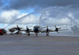 Los pilotos y la tripulación despiden al avión P3-Orion tras medio siglo de servicio