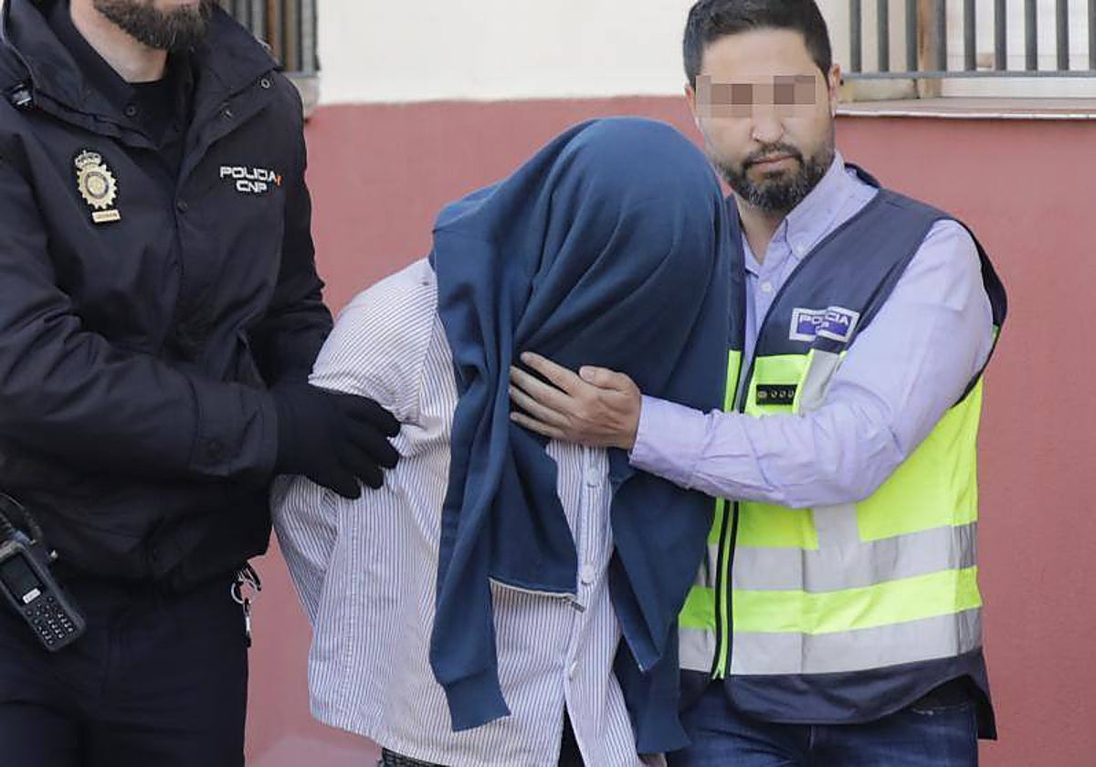 El asesino es conducido al piso para la reconstrucción del crimen