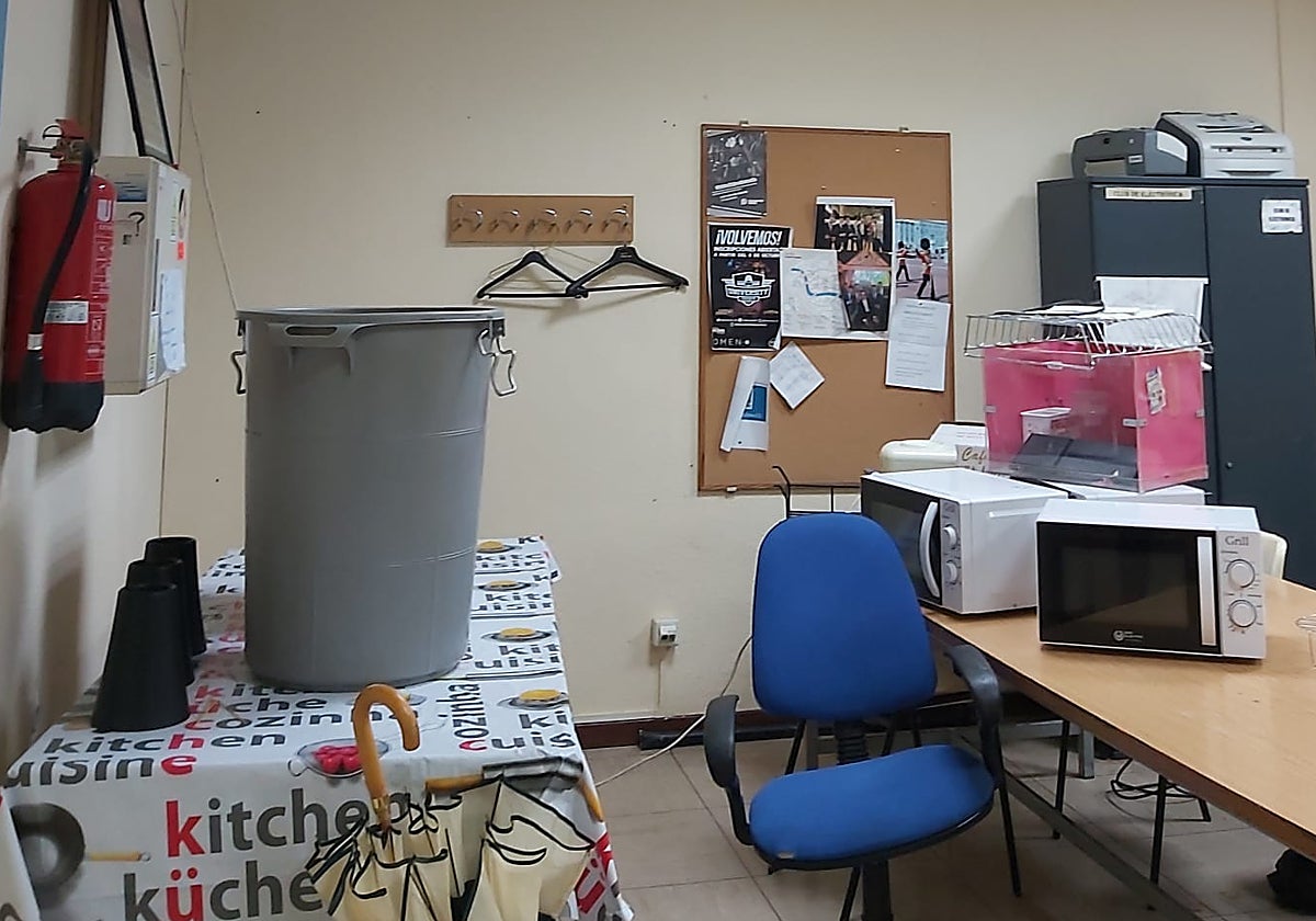 Interior de la Politécnica con goteras en el aula de cultura