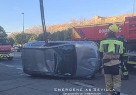 Trasladan al Virgen del Rocío de Sevilla a un joven tras volcar su coche en la ronda del Tamarguillo