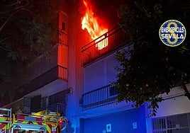 Dos ancianos hospitalizados en Sevilla por inhalación de humo al salir ardiendo su piso