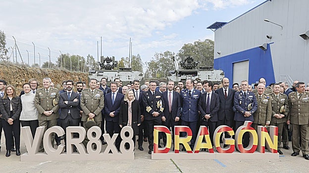 Foto de grupo en la celebración de la entrega de los primeros 'Dragones'