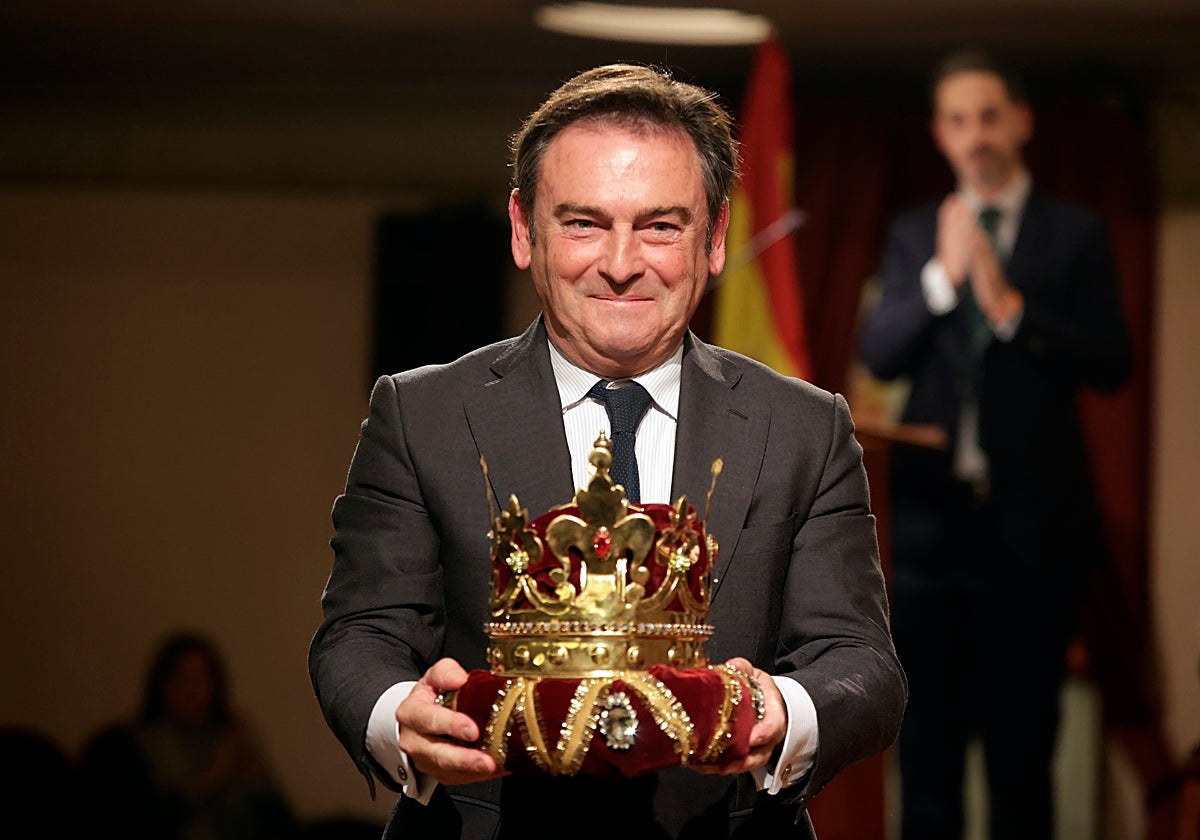 Luis Bolaños con la corona del rey Melchor