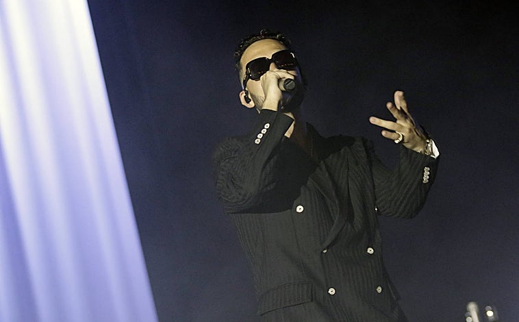 Imagen principal - Arriba, C. Tangana, que llenó la Plaza de España durante su concierto en Icónica Sevilla Fest. Sobre estas líneas, Manolo Sanlúcar, que fallecó el pasado mes de agosto, y el cuadro 'Santa Catalina de Alejandría', de Murillo, comprado por la Junta de Andalucía y expuesto en el Museo de Bellas Artes desde el pasado 20 de diciembre. 