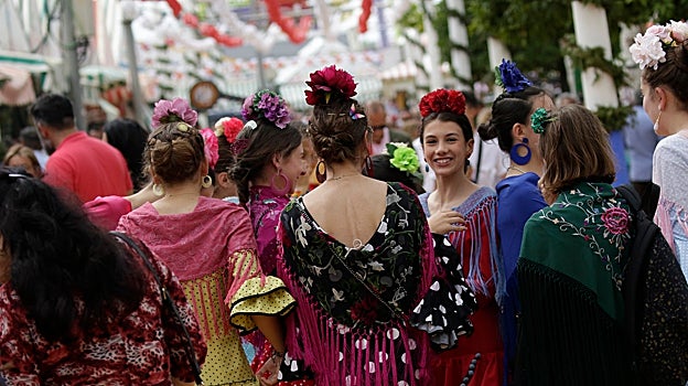 Grupo de jóvenes flamencas en la Feria de Abril 2022