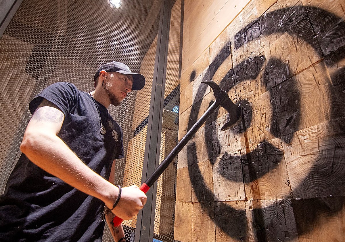 Fran Muñoz, encargado del local de Sevilla, hace una demostración