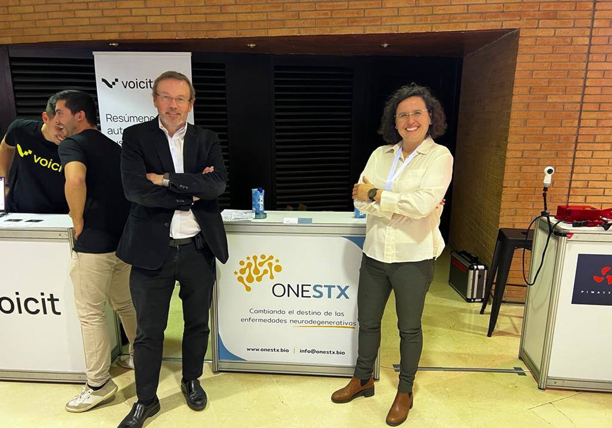 Ángel Cebolla, CEO de Biomedal y Neuron Olavide STX, junto a la bióloga Sandra Gavaldá, 'project manager' de la firma, quien antes fue responsable de I + D de Abengoa y Rexgenero