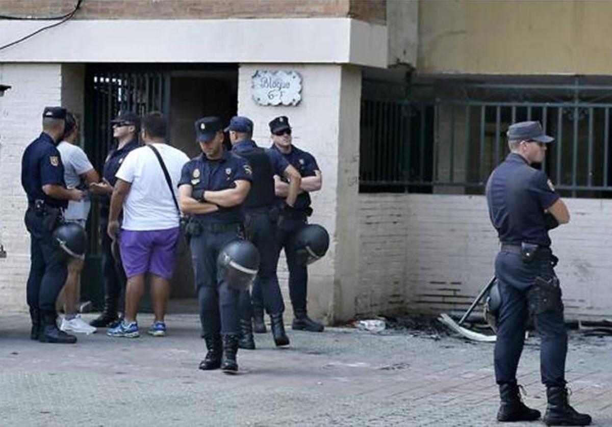 Agentes de la Policía Nacional en el Polígono Sur