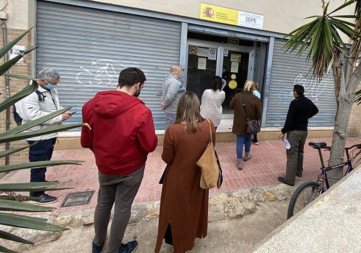 Colas para acceder a una oficina del SEPE