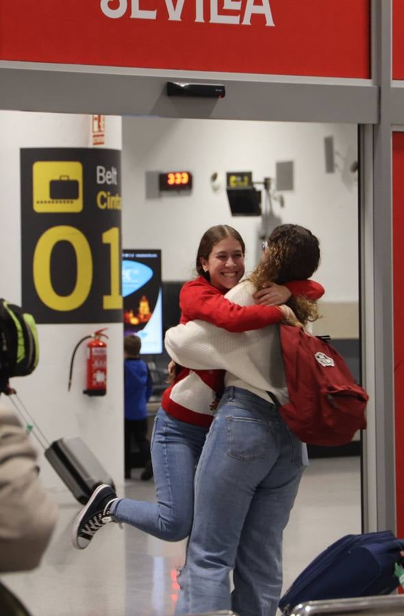 La zona de llegadas del aeropuerto sevillano se llena estos días de unos besos y abrazos muy esperados 
