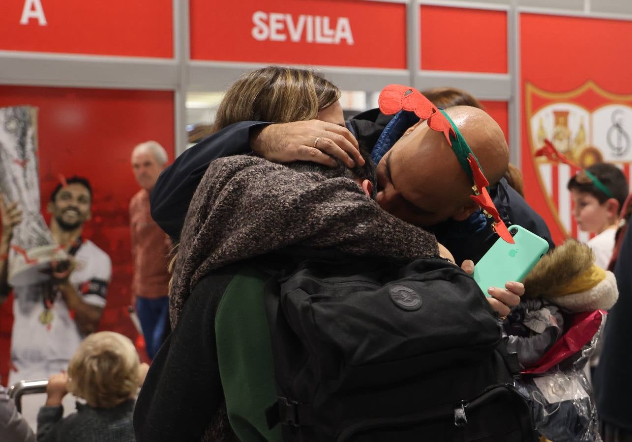 La zona de llegadas del aeropuerto sevillano se llena estos días de unos besos y abrazos muy esperados 
