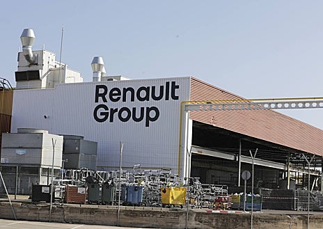 Imagen secundaria 1 - Arriba, el sector agrícola ha sufrido la sequía y el incremento de precios de combustibles, energía o fertilizantes, a lo que ahora se sumará en 2023 las pérdidas que le reportarán la PAC. Abajo a la izquierda, factoría de Renault Group en Sevilla, que gracias a las cajas híbridas y eléctricas ve garantizar su futuro; y abajo a la derecha, la plantilla de Abengoa sigue menguando por la fuga de talento mientras su futuro se decide en los jugados mercantiles, donde varias empresas han presentado ofertas de compra.