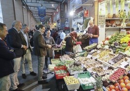 Juanma Moreno y José Luis Sanz visitan el mercado de Triana