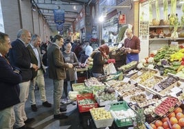 Juanma Moreno y José Luis Sanz visitan el mercado de Triana