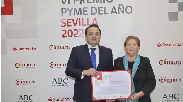 Francisco Jesús Díaz y su madre, Aurora Cadenas, en la entre del Premio Pyme del Año