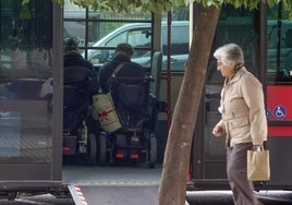 La lucha de un matrimonio por ir juntos en autobús