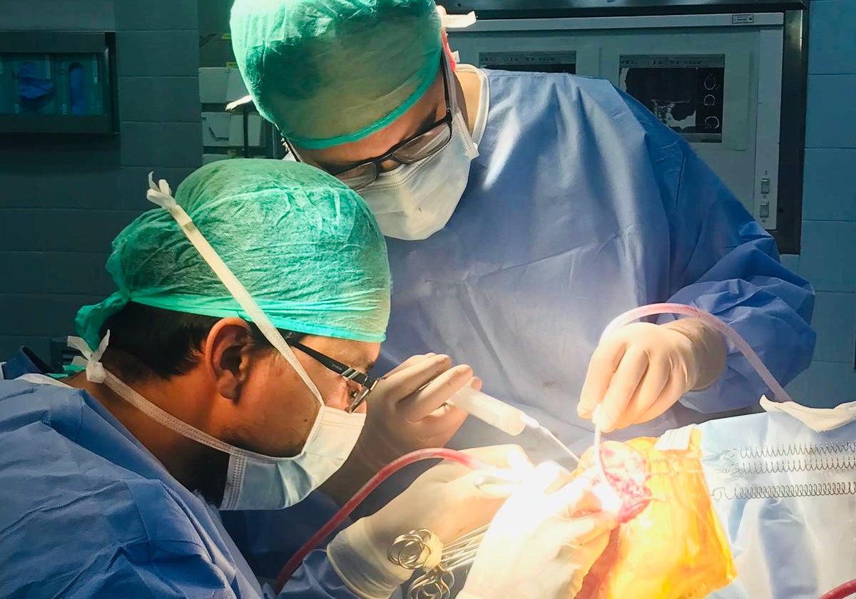 Los neurocirujanos Antonio López y Aex Yahver Meza operando a Manuel Romero en el Hospital Virgen del Rocío de Sevilla