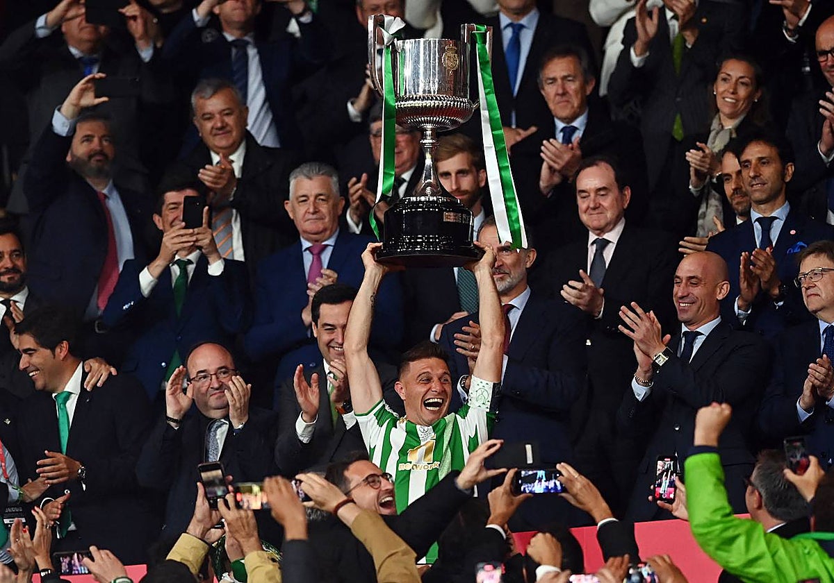 Joaquín, capitán del Real Betis, alza la Copa del Rey ante las autoriades y tras hacerle entrega S. M. Felipe VI en el estadio de la Cartuja