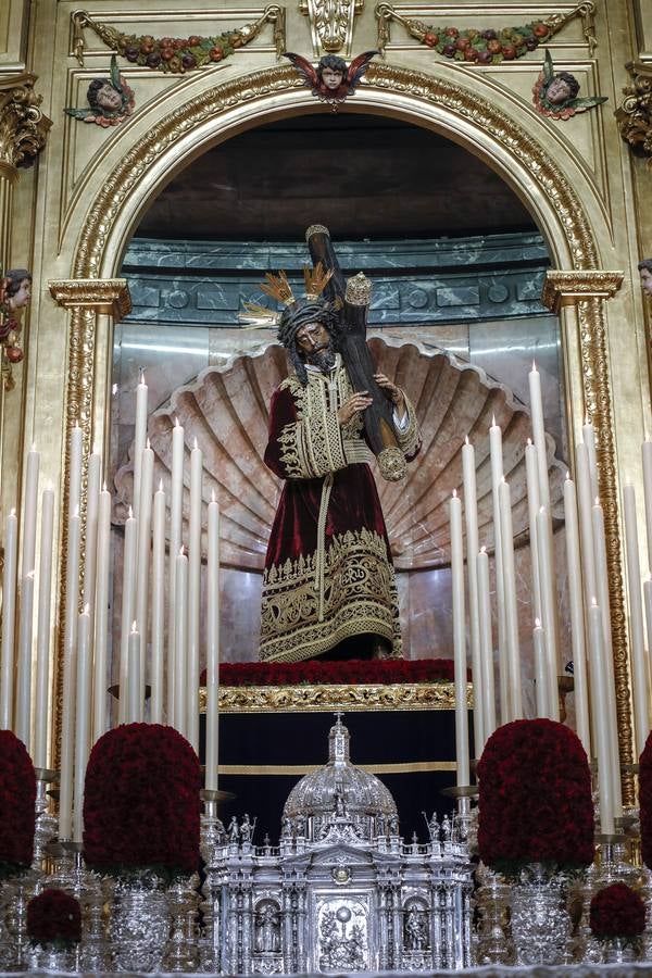 La basílica de San Lorenzo se llenó este domingo para celebrar el inicio del Quinario del Gran Poder