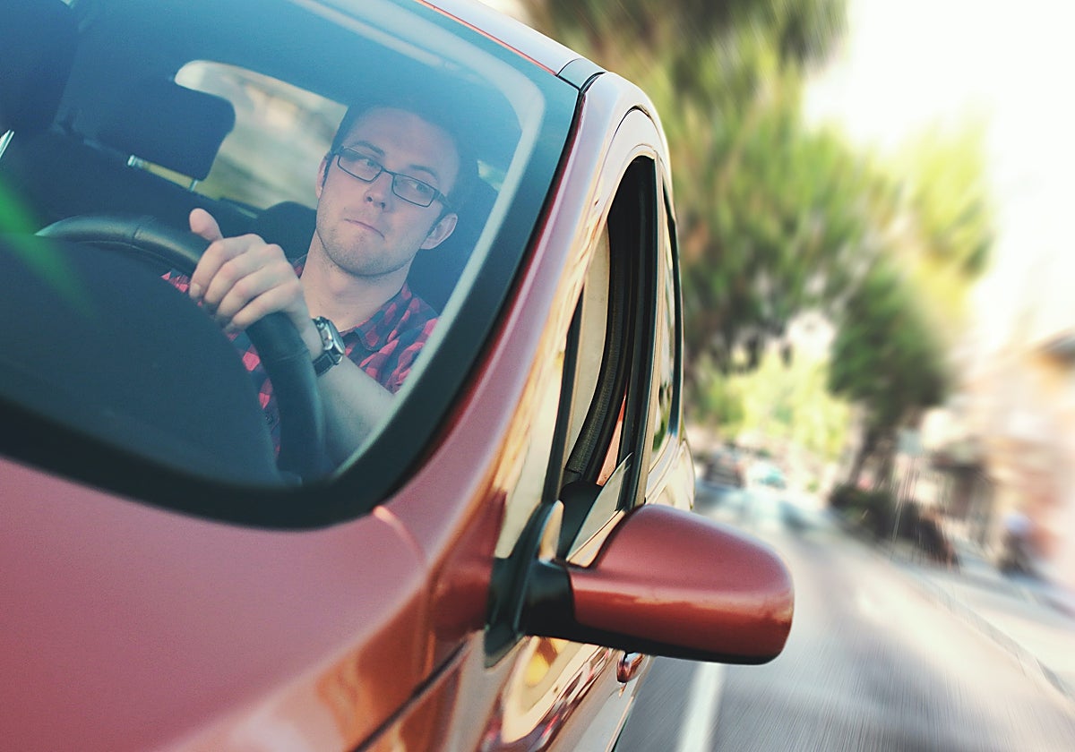 Un conductor presta atención al entorno de su coche