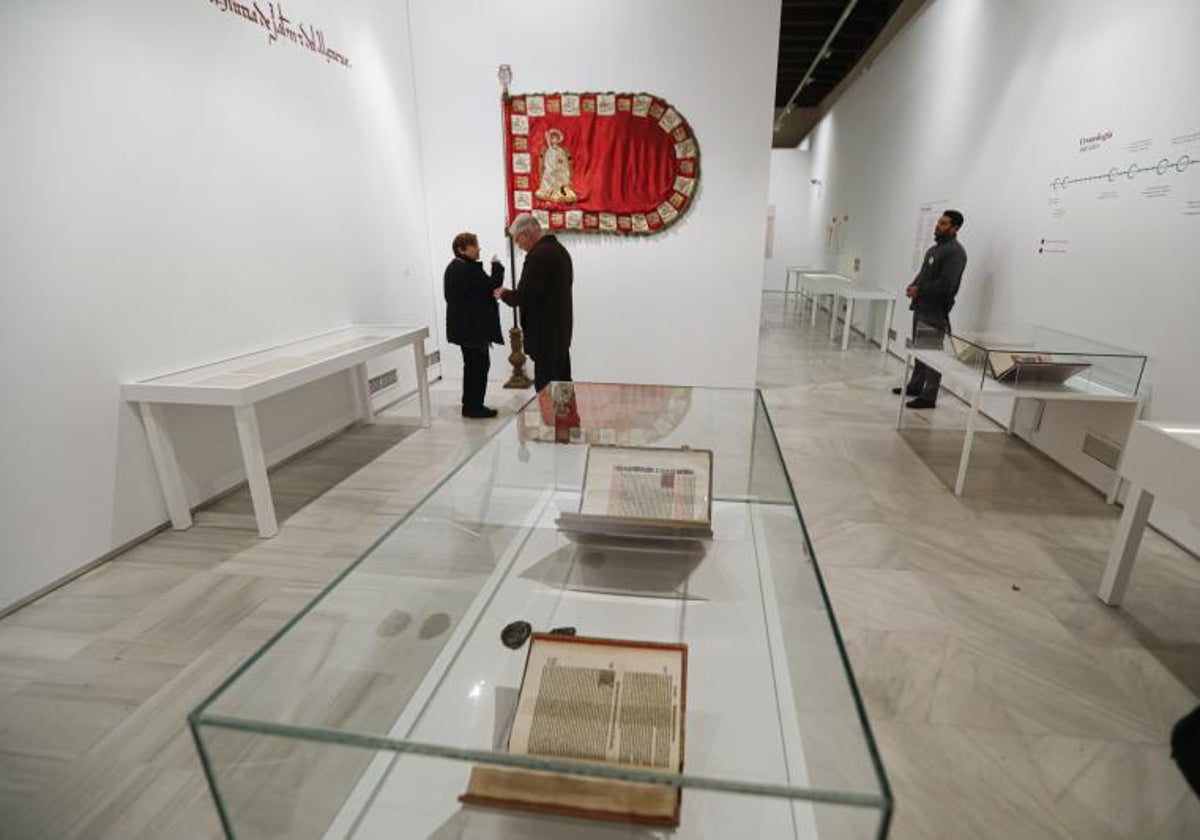 Una de las salas de la exposición con el pendón de Sevilla al fondo