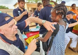 La ONG África Arco Iris de Sevilla vacuna contra la meningitis a once mil niños en Costa de Marfil