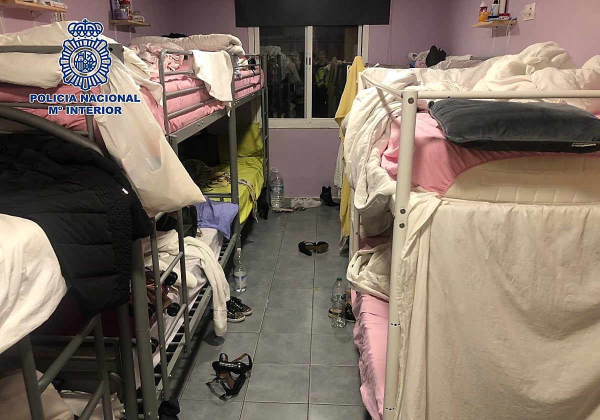 Imagen facilitada por la Policía Nacional sobre una habitación con varias camas donde dormían las mujeres