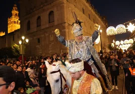 El Heraldo Real recorre las calles: «Los Reyes Magos ya están muy cerca de Sevilla»