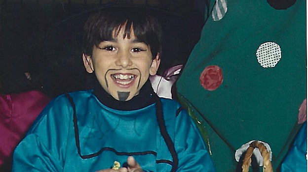 Ismael disfrazado de chino en una cabalgata cuando tenía diez años